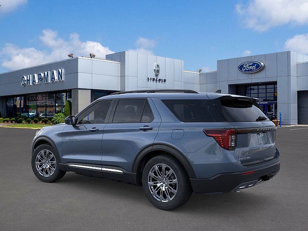 2025 Ford Explorer photo 2