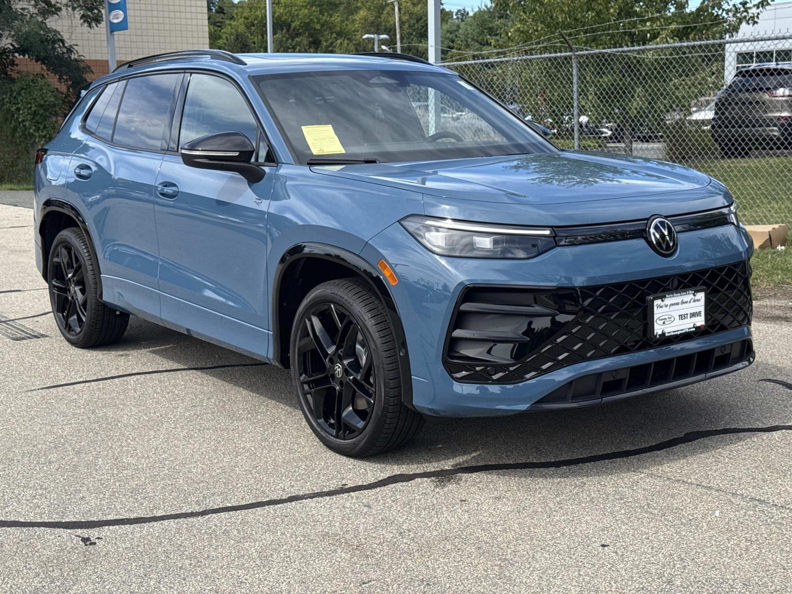 2025 Volkswagen Tiguan SE R-Line Black photo 3