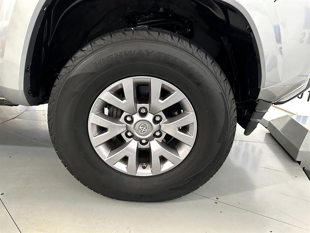 2018 Toyota Tacoma SR5 photo 35