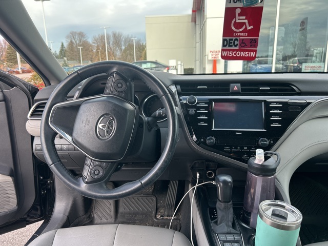 2020 Toyota Camry Hybrid SE photo 2