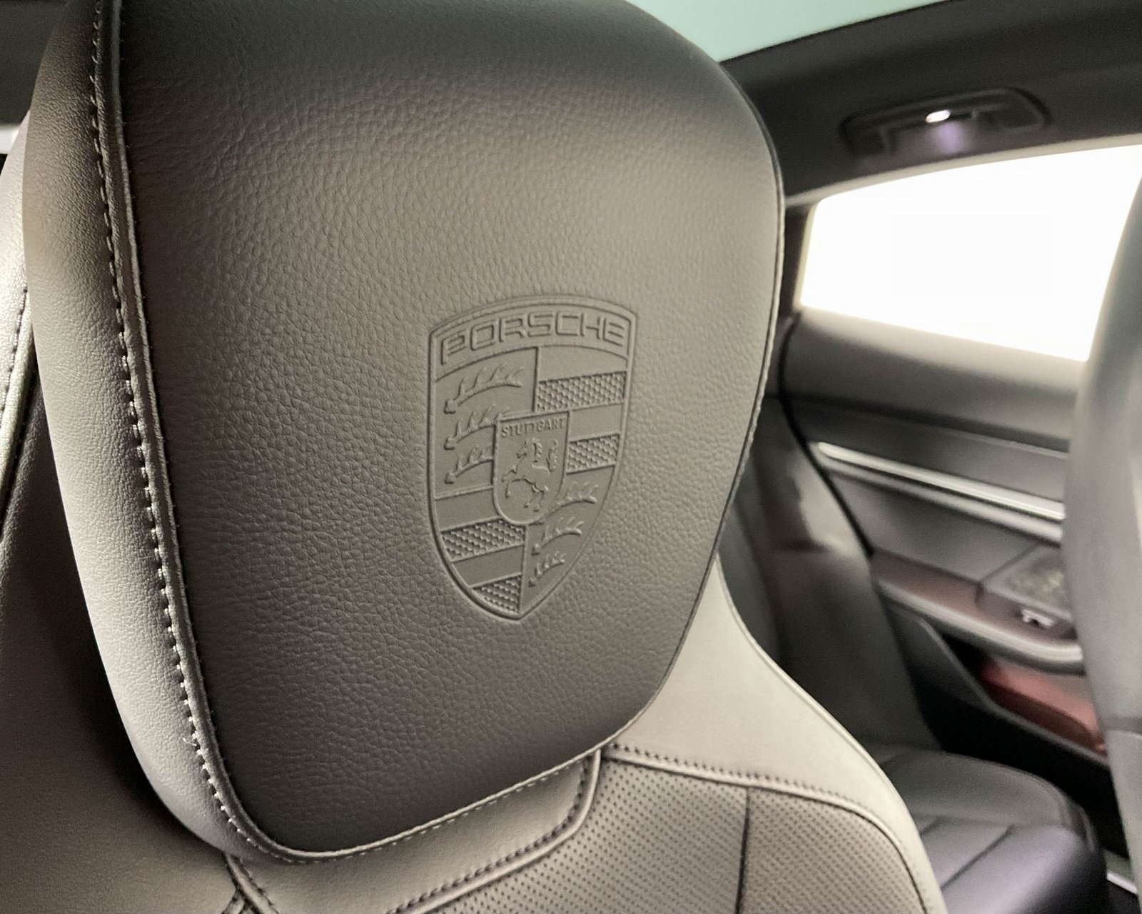 2025 Porsche Taycan photo 19