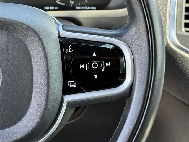 2020 Volvo XC90 T6 Momentum photo 21