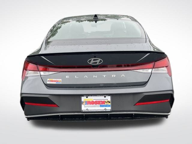 2025 Hyundai Elantra SEL Sport photo 3