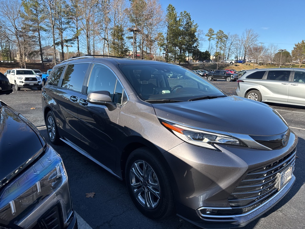 2023 Toyota Sienna Platinum's photo