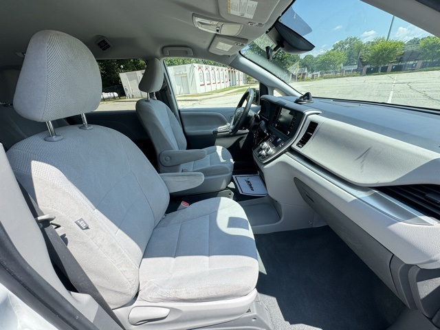 2020 Toyota Sienna L photo 11
