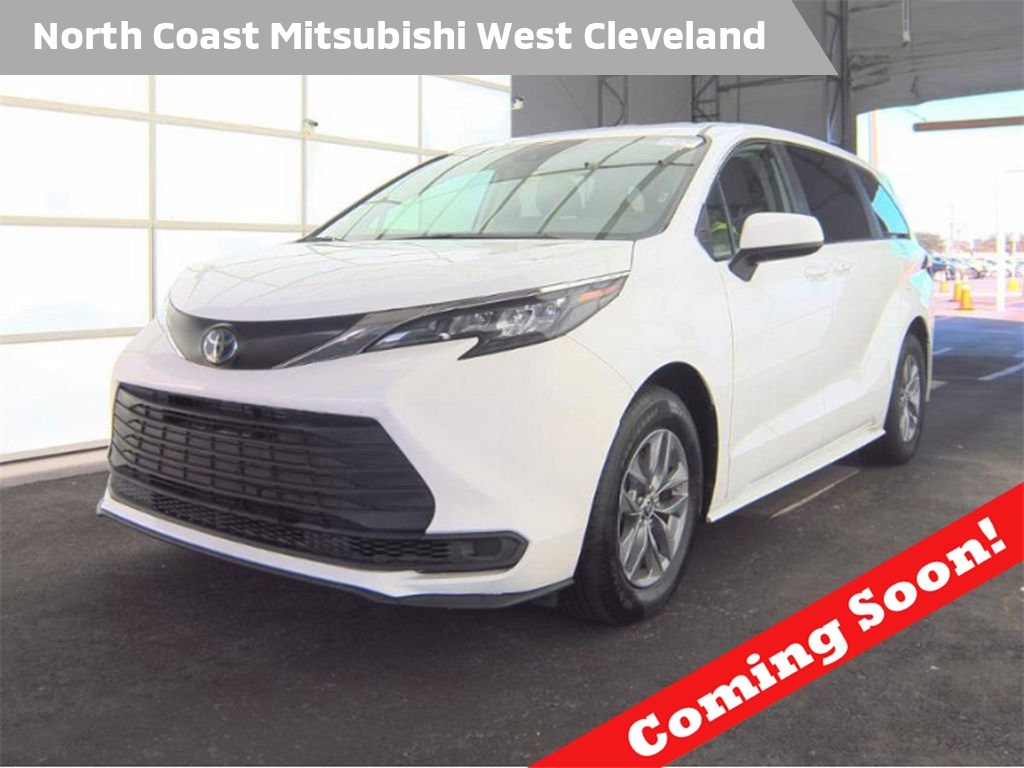 2024 Toyota Sienna LE's photo