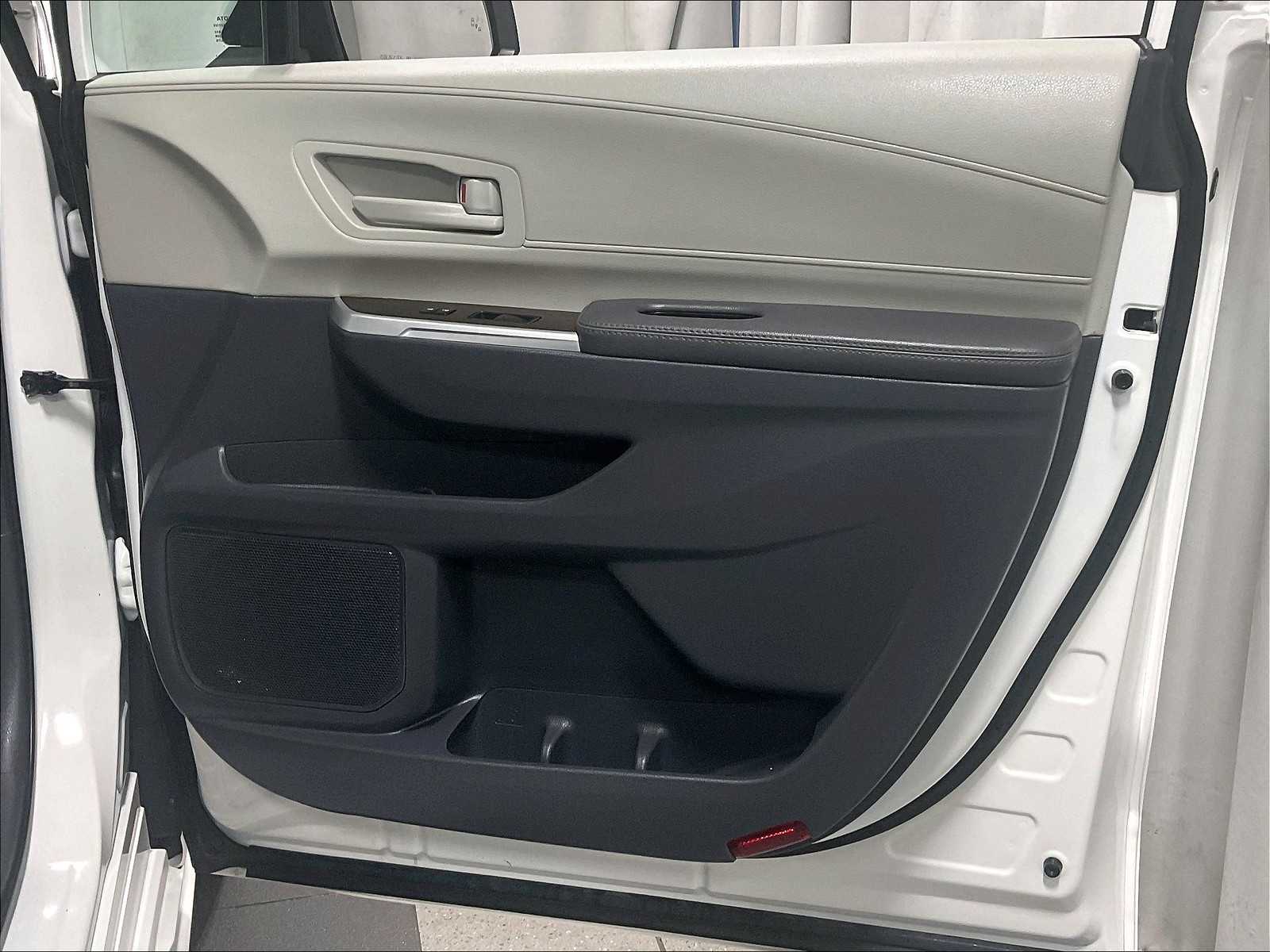 2024 Toyota Sienna LE photo 12