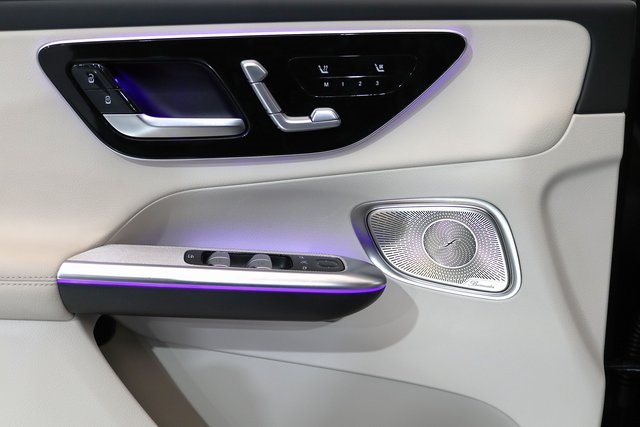 2025 Mercedes Benz GLC 350e 4MATIC photo 4
