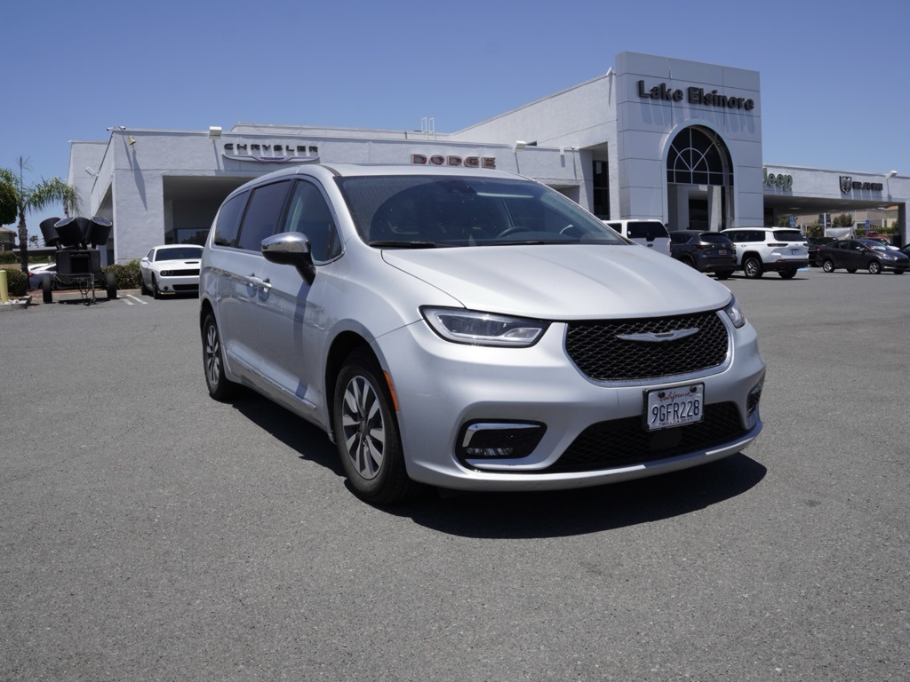 2023 Chrysler Pacifica Hybrid Limited's photo