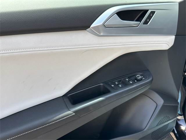 2025 Volkswagen Taos SE photo 8