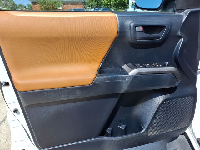 2016 Toyota Tacoma SR5 photo 25