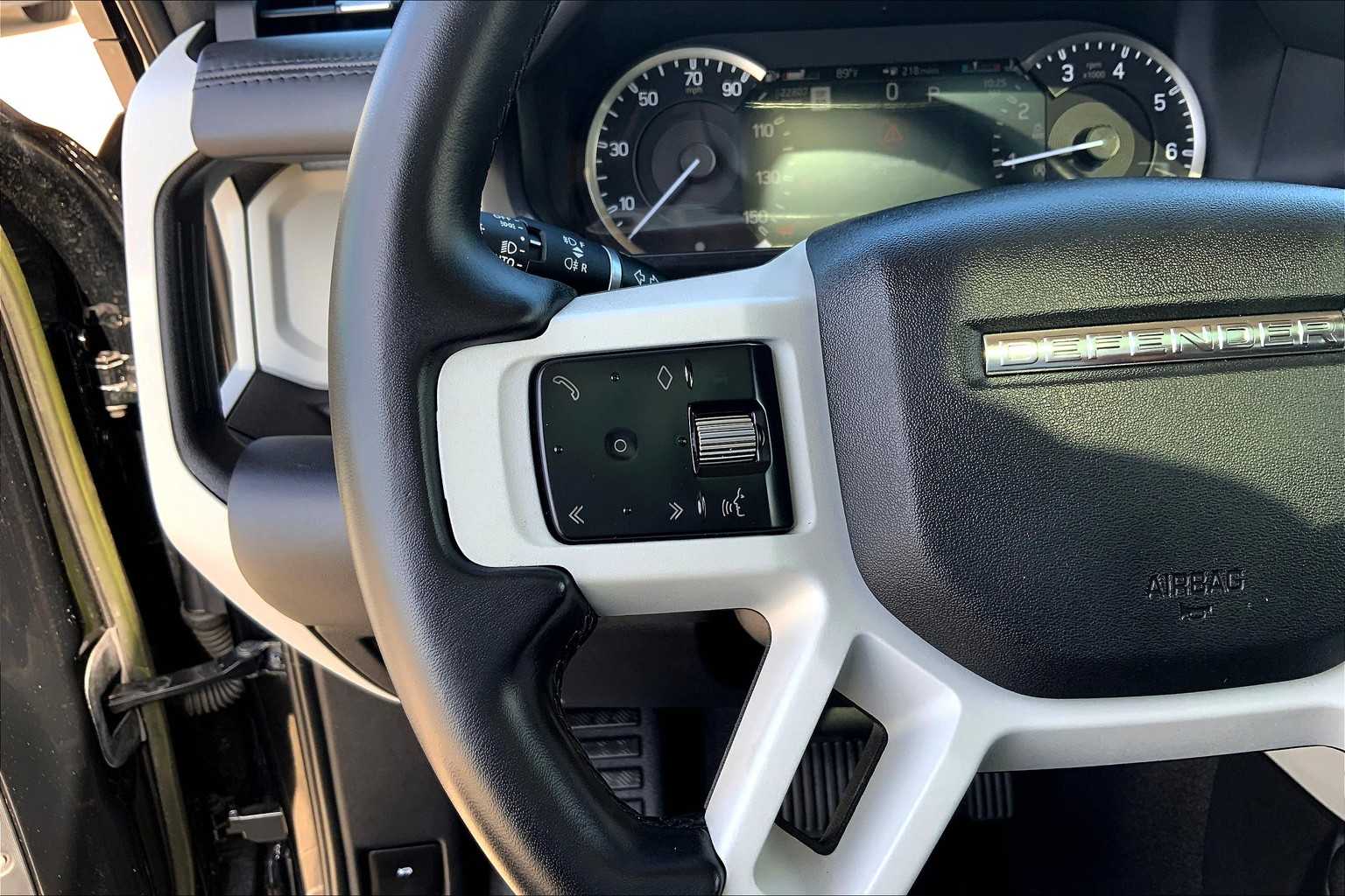 2023 Land Rover Defender SE photo 21