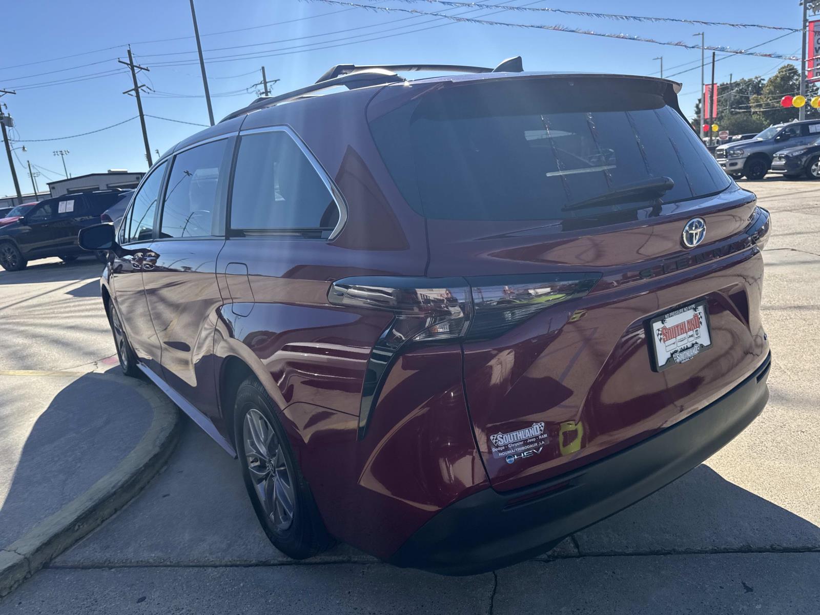 2025 Toyota Sienna LE photo 2