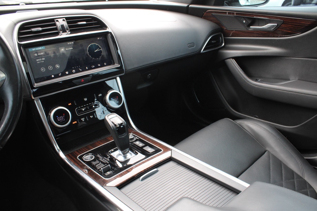2020 Jaguar XE S photo 17