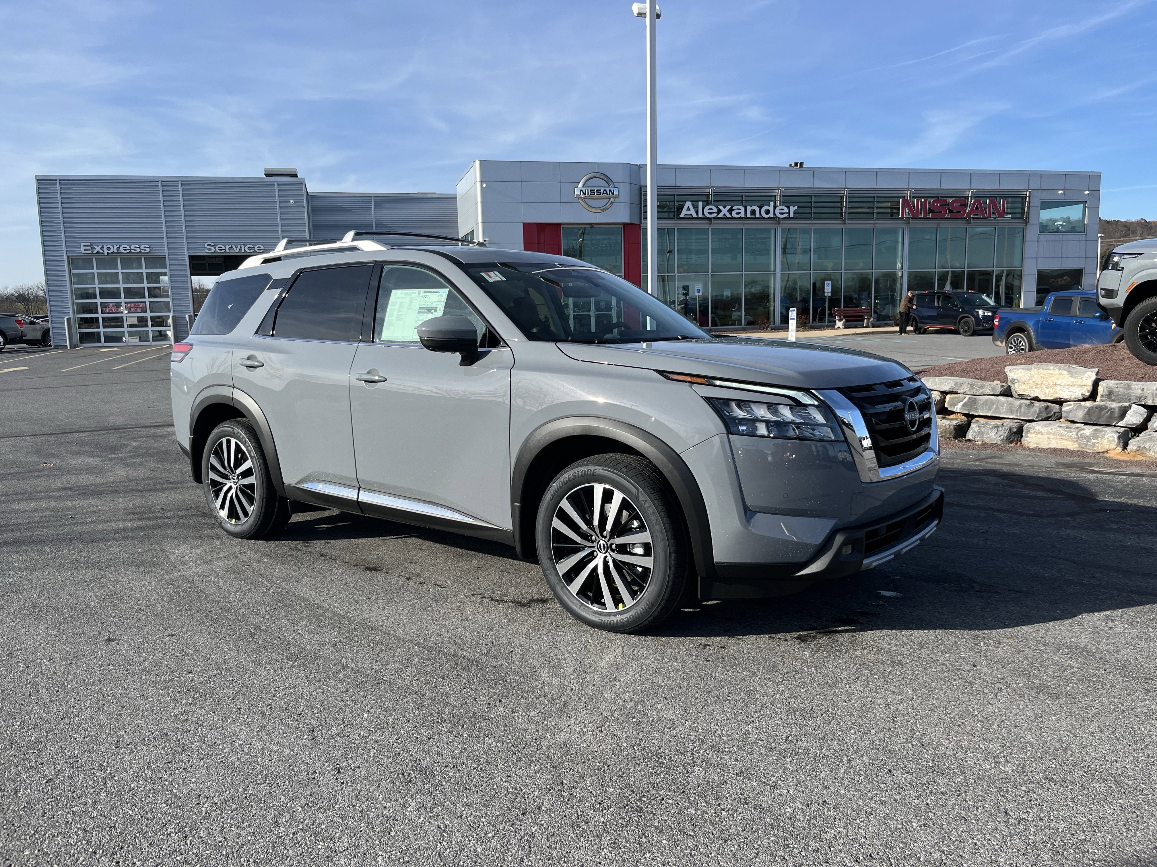 2025 Nissan Pathfinder Platinum's photo