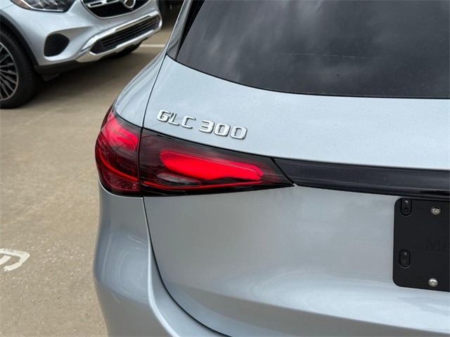2025 Mercedes Benz GLC 300 4MATIC photo 4