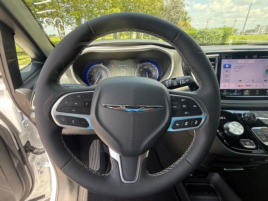 2026 Chrysler Pacifica photo 16