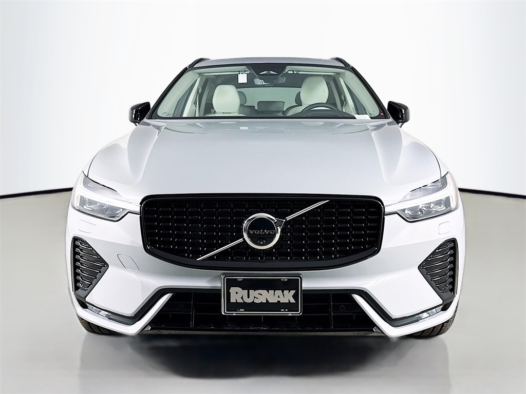 2025 Volvo XC60 B5 photo 2