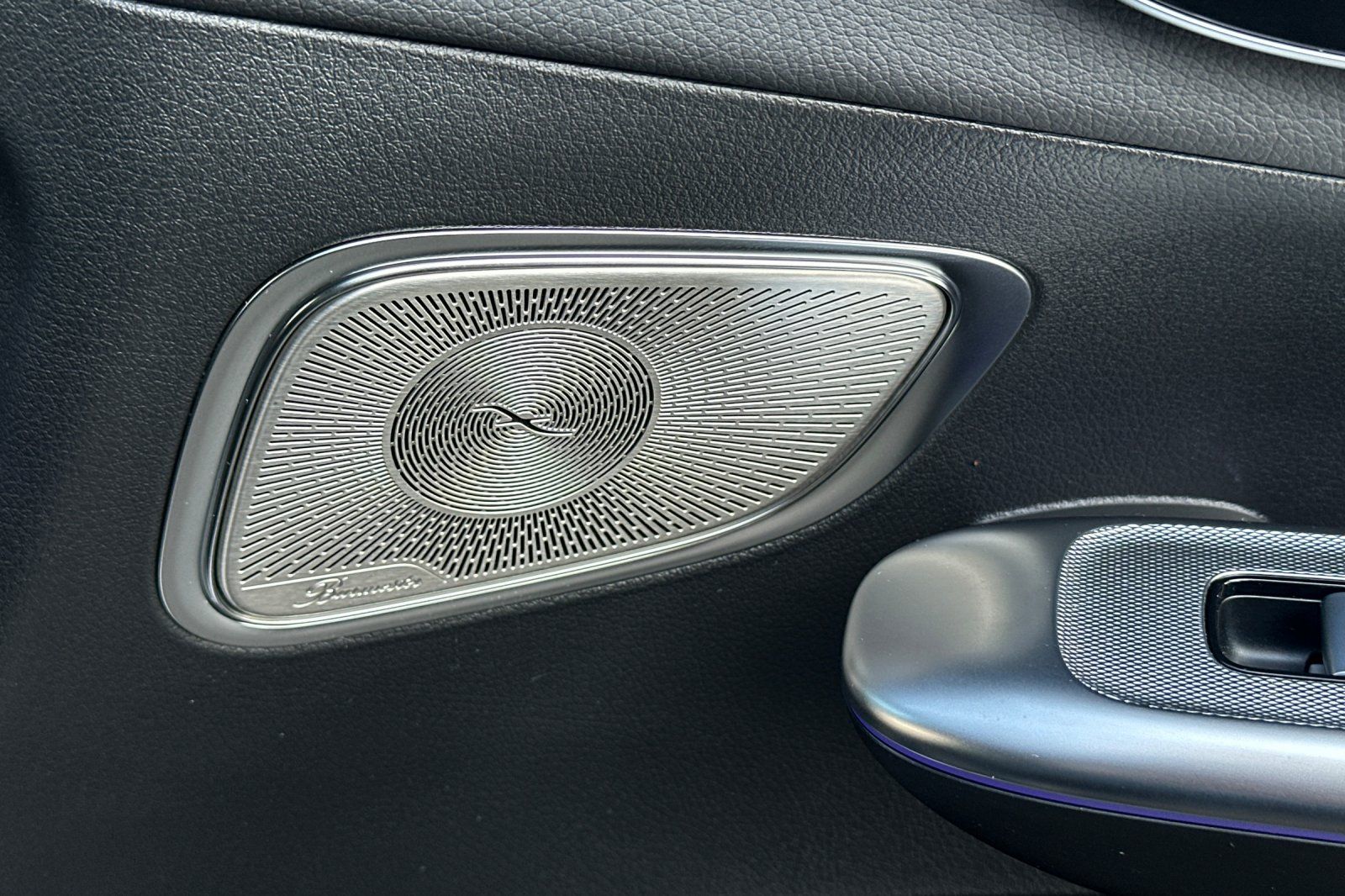 2025 Mercedes Benz GLC 300 photo 4