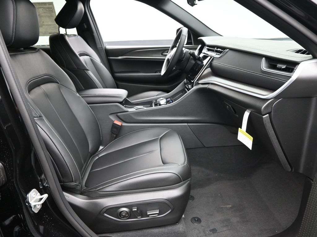 2025 Jeep Grand Cherokee Limited photo 2