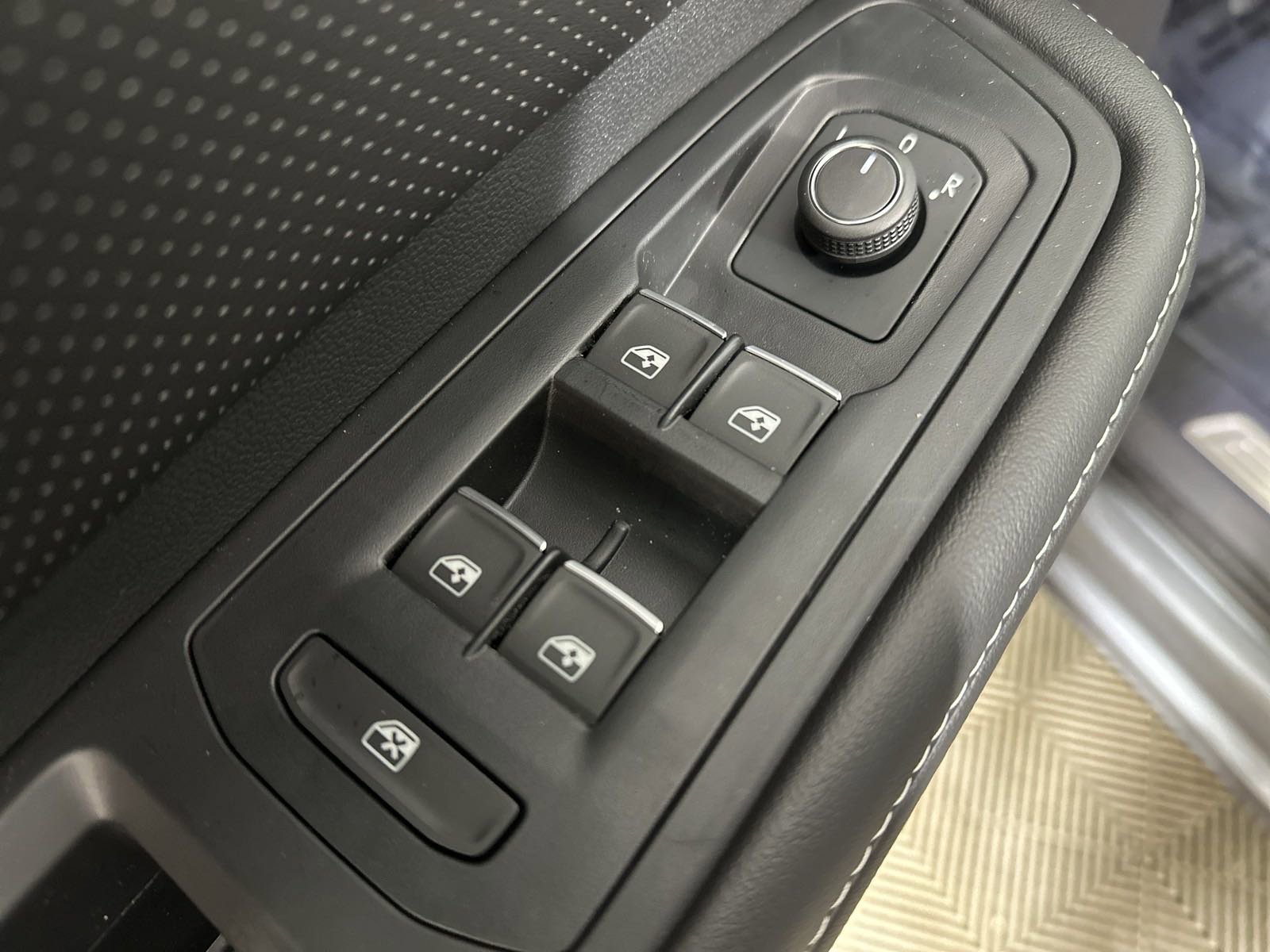 2025 Volkswagen Atlas SE Technology photo 9