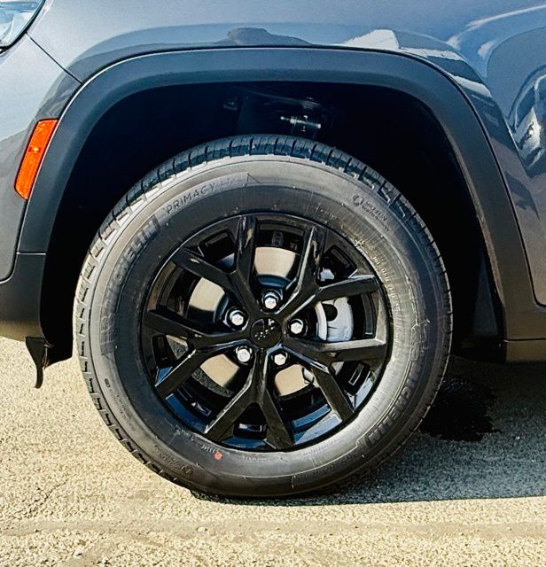 2025 Jeep Grand Cherokee Altitude photo 3