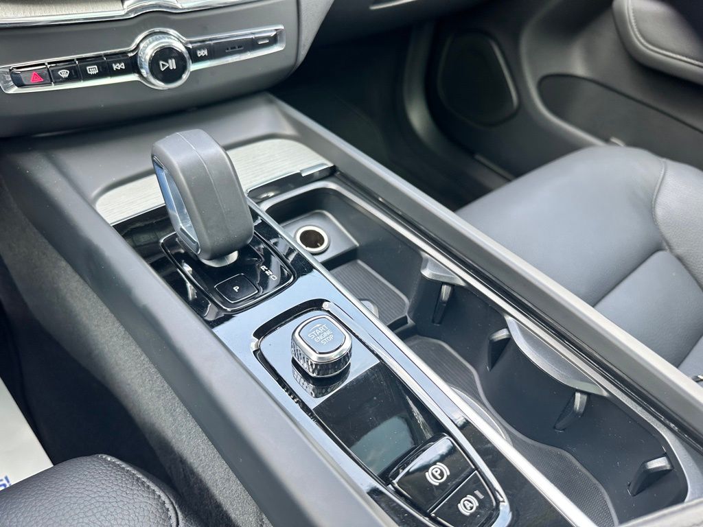 2025 Volvo XC60 B5 Plus photo 15