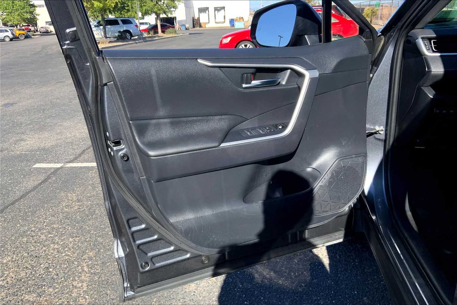 2023 Toyota RAV4 Hybrid XLE photo 18