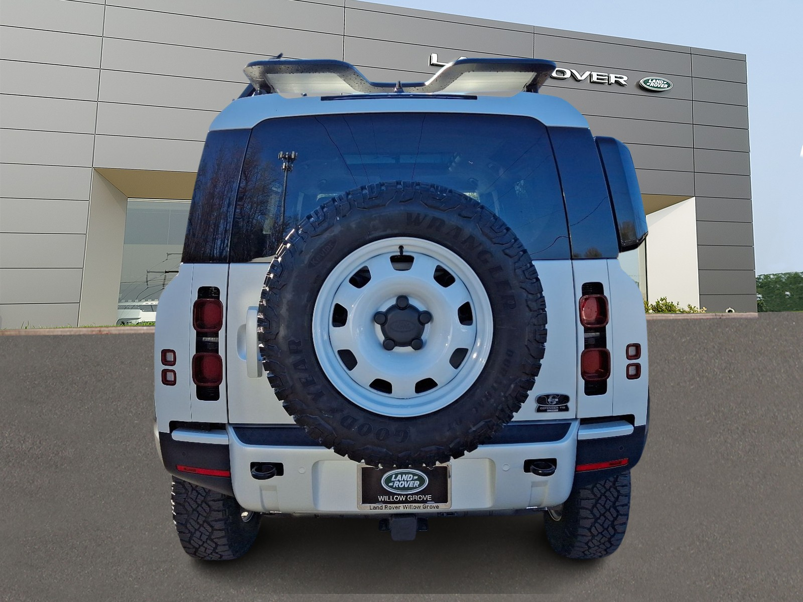 2024 Land Rover Defender 110 photo 3