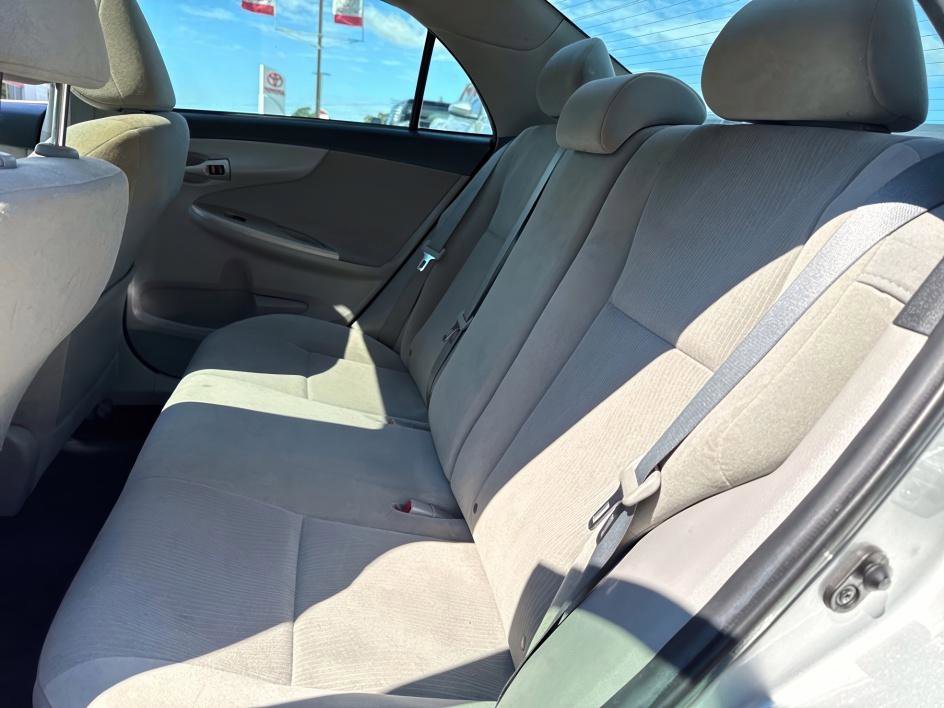 2013 Toyota Corolla LE photo 11