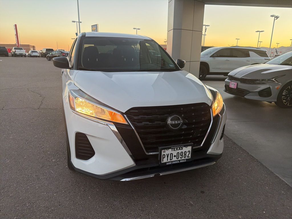 2022 Nissan Kicks S photo 2