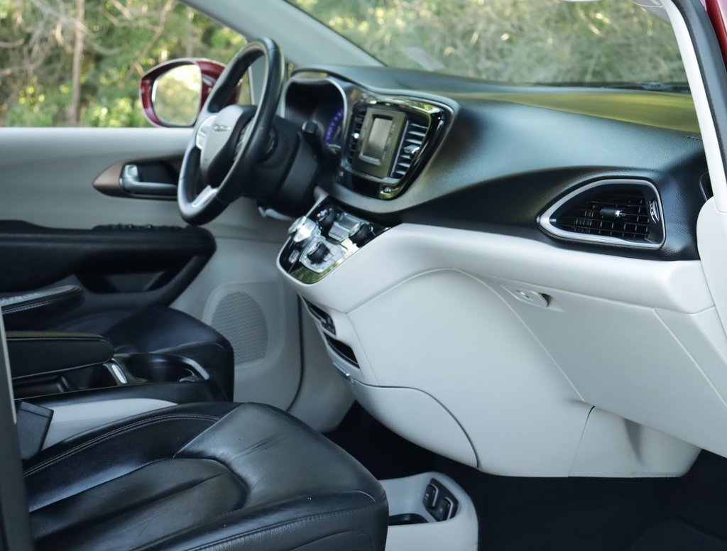 2017 Chrysler Pacifica Touring L photo 32