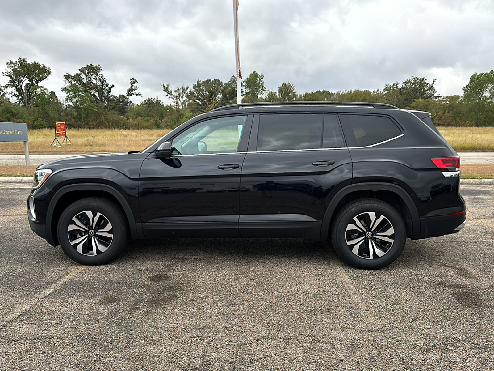 New 2025 Deep Black Pearl Volkswagen 2.0T SE image 5