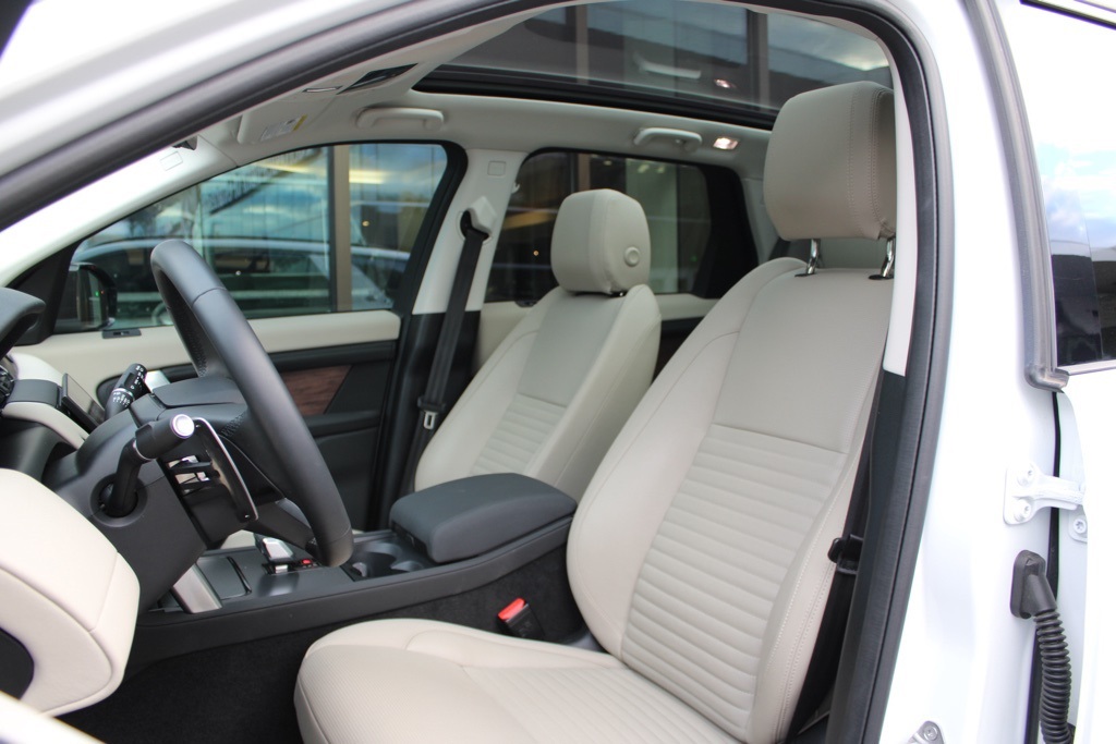 2025 Land Rover Discovery Sport S photo 4