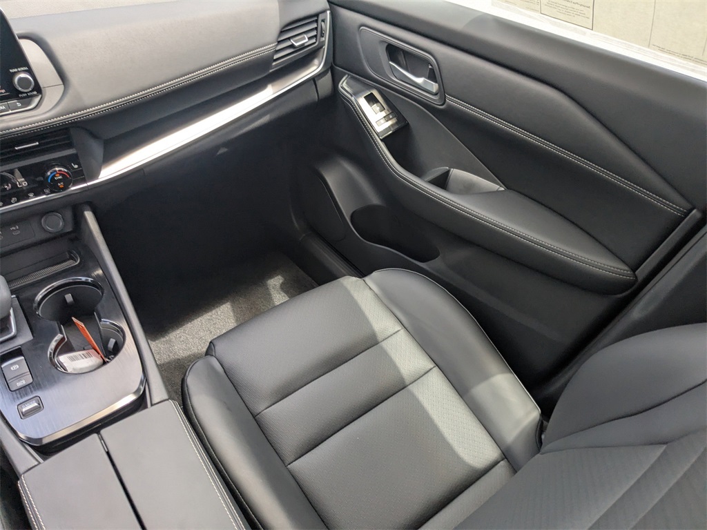 2025 Nissan Rogue SV photo 16