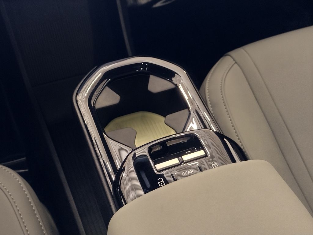 2025 VOLVO EX30 - Image 15