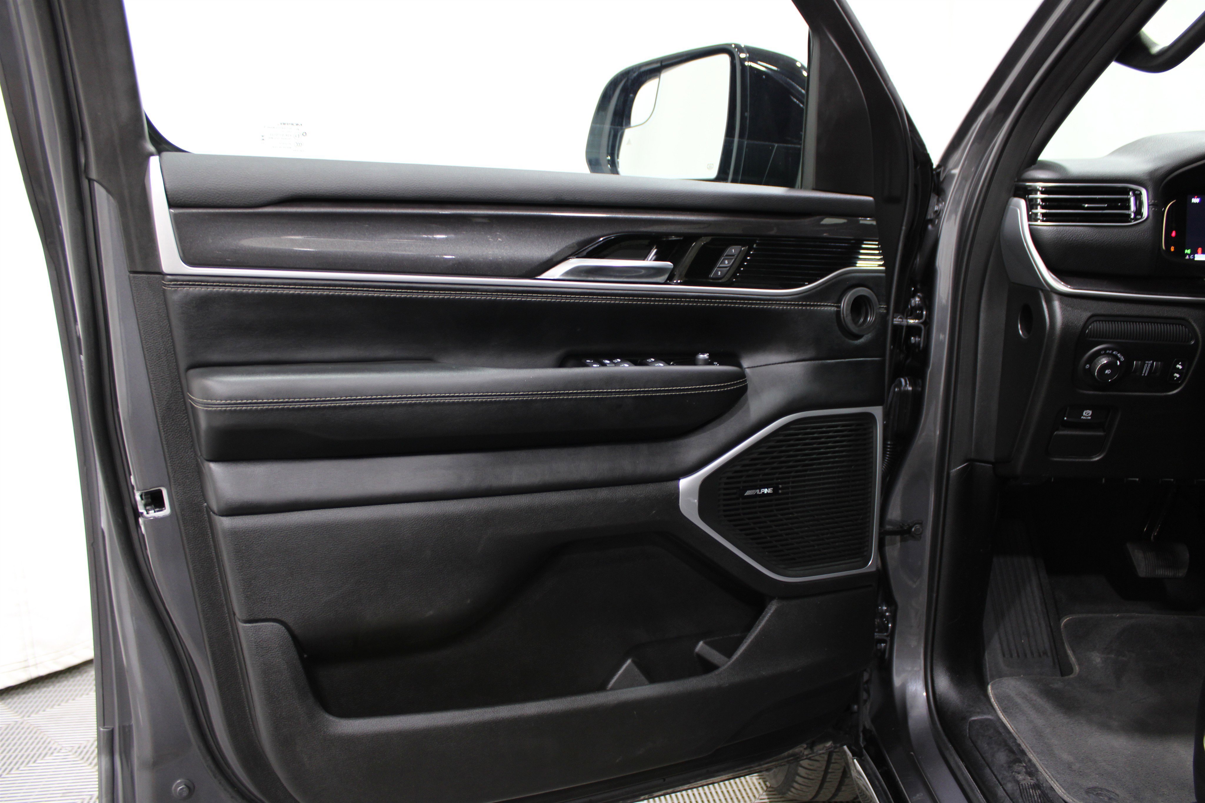 2024 Jeep Wagoneer Base photo 2