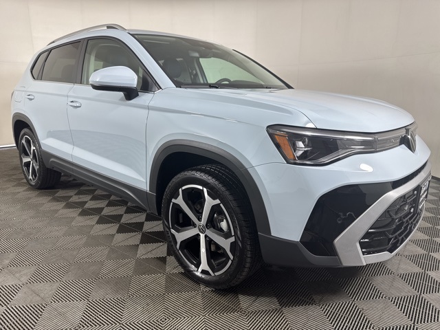 2025 Volkswagen Taos SEL's photo