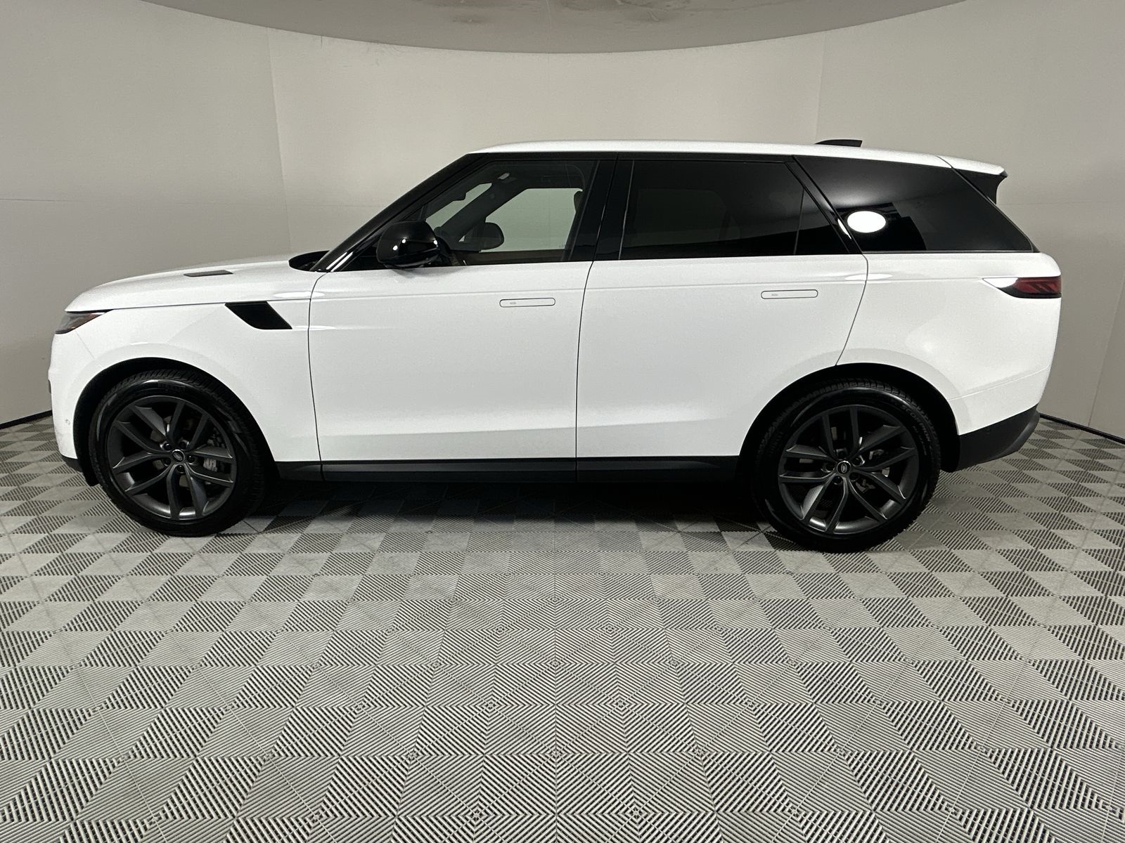 2025 Land Rover Range Rover Sport SE photo 2
