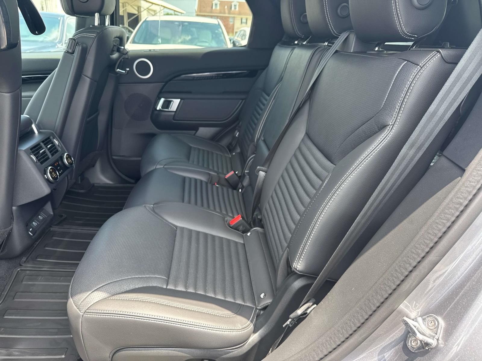 2025 Land Rover Discovery S photo 8