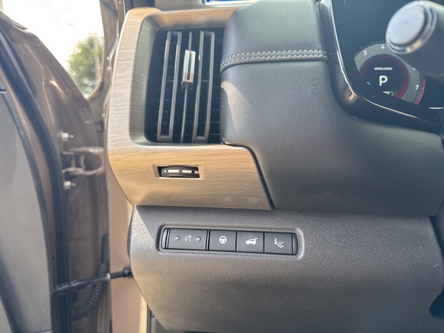 2023 Nissan Pathfinder Platinum photo 4