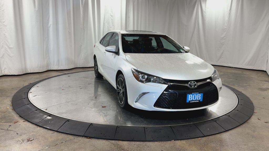 2016 Toyota Camry SE photo 3