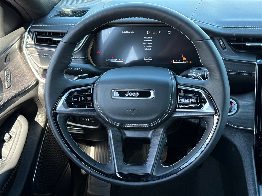 2025 Jeep Grand Cherokee Overland photo 22
