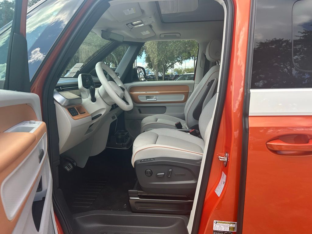 2025 Volkswagen ID. Buzz Pro Plus photo 8