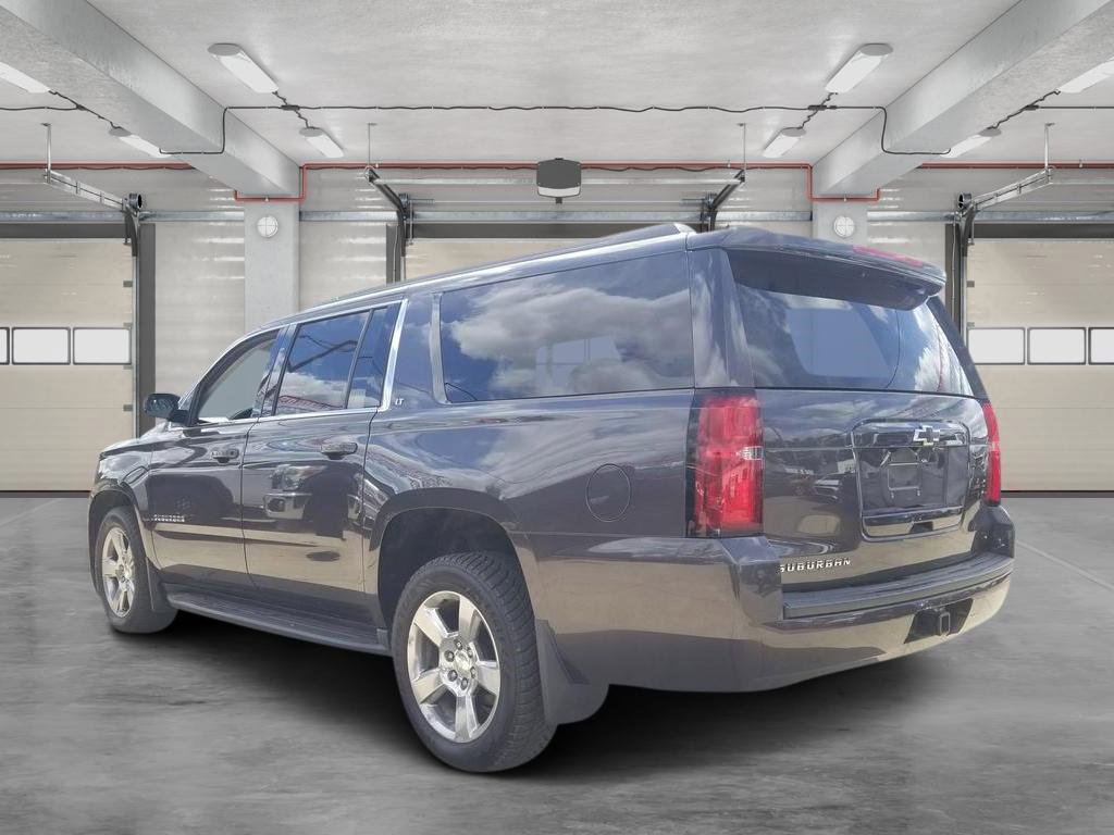 2017 Chevrolet Suburban LT photo 4
