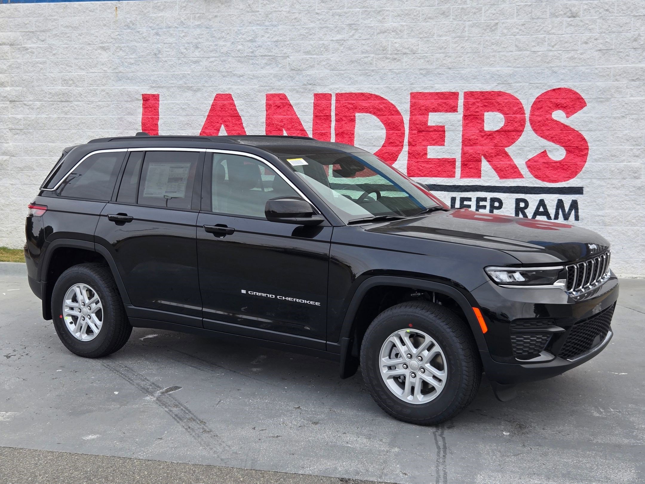 2025 Jeep Grand Cherokee Laredo's photo