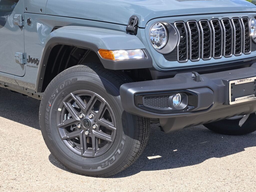 2025 Jeep Gladiator Sport S photo 3