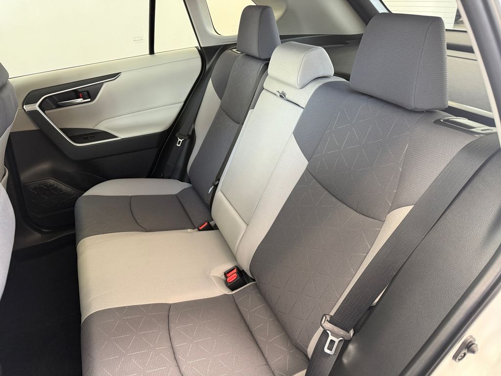 2024 Toyota RAV4 Hybrid XLE photo 17