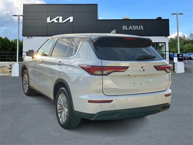 2023 Mitsubishi Outlander ES photo 2