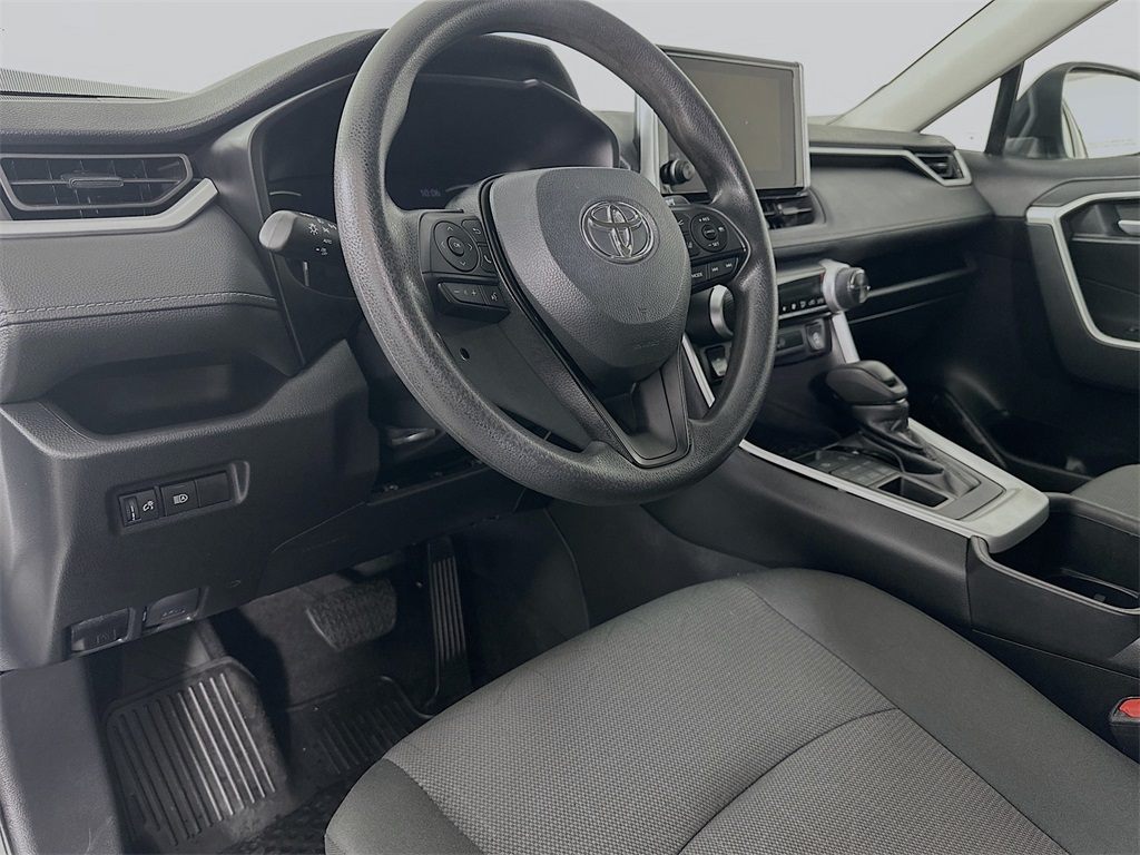 2024 Toyota RAV4 XLE photo 13